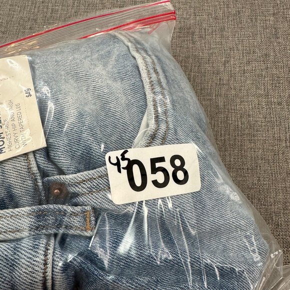 New! Arizona Curvy Mom Jeans High Rise‎ Ripped Distressed Tapered Leg Plus 21 - Picture 15 of 15